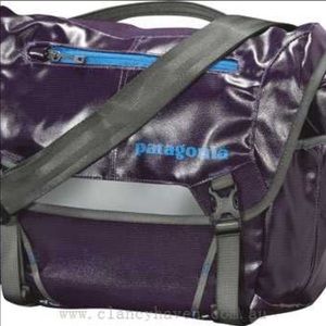 Patagonia Black Hole Mini Messenger 12L Purple
